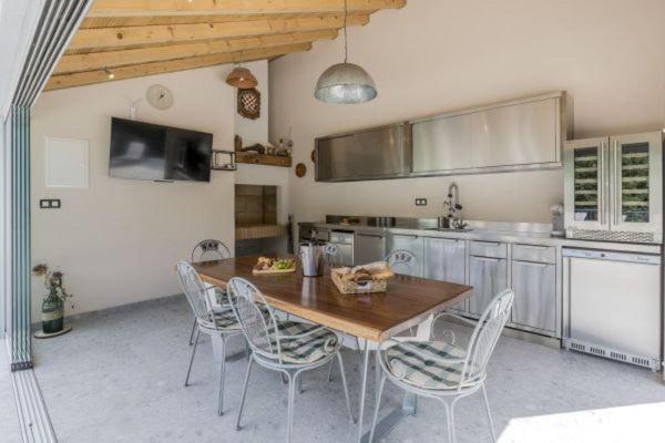 Villa Grey Stone Gata Eksteriør bilde