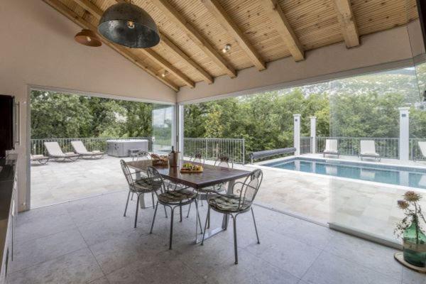 Villa Grey Stone Gata Eksteriør bilde